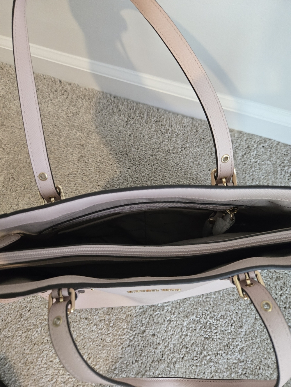 Michael Kors Voyager saffiano Bag - Picture 7 of 12